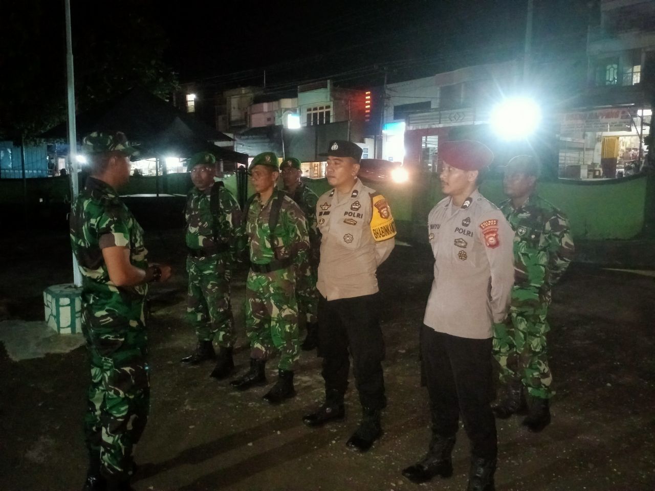 Sasar Pusat Keramaian Malam Akhir Pekan, Koramil 05 Bersama Polsek Dua Pitue Gelar Patroli