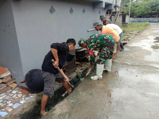 Babinsa Koramil 1420-02/Tellu Limpoe bersama Warga Gotong Royong Bersihkan Lingkungan