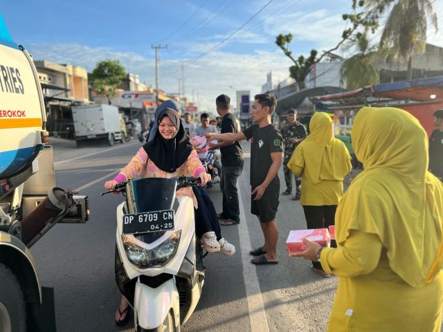 Berkah Ramadhan, Koramil 1420-05/Dua Pitue bersama Komunitas Ompreng Family Bagikan Takjil