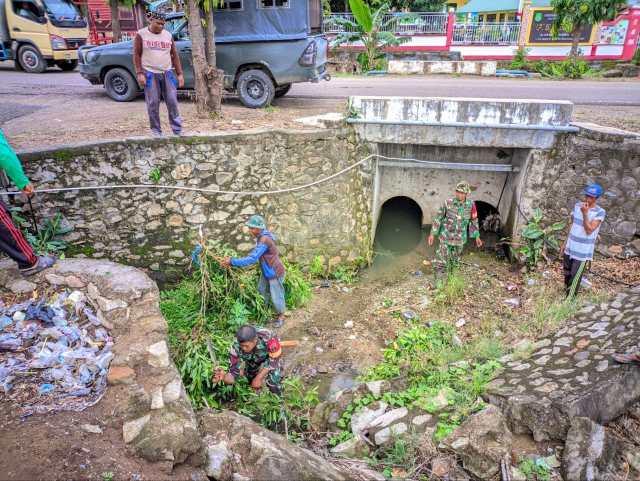 Plt. Danramil 1420-01/Panca Lautang Pimpin Karya Bhakti Bersama Staf Kelurahan