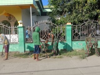 Semarak HUT RI ke-80, Babinsa Bersama Warga Allesalewoi Gelar Karya Bakti Bersihkan Saluran Air Masjid