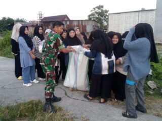 Semangat HUT RI ke-80, Babinsa dan Warga Bina Baru Gotong Royong Jaga Kebersihan Lingkungan