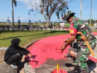 Babinsa Koramil 1420-06/Pancarijang, dan Mahasiswa KKN Bersatu Percantik TMP Mario di Sidrap