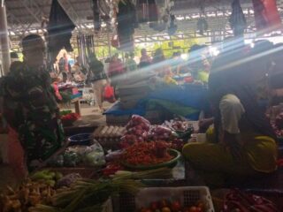 Kendalikan Harga Pangan, Babinsa Koramil 04/Watang Pulu Gelar Sidak Pasar Lawawoi