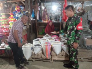 Babinsa Koramil 05/Dua Pitue Pantau Harga dan Stok Bahan Pokok di Pasar Sentral Tanru Tedong, Pastikan Kestabilan