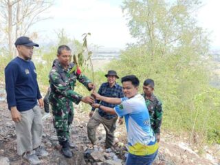 Galakkan Penghijauan, Babinsa Koramil 02/Tellu Limpoe Bersama Anggota UPTD KPH Bila Gelar Penanaman Pohon
