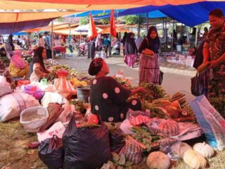 Jaga Stabilitas Harga Jelang Awal Bulan, Anggota Ramil 1420-07/Baranti Sidrap Pantau Harga Bahan Pokok di Pasar Baranti