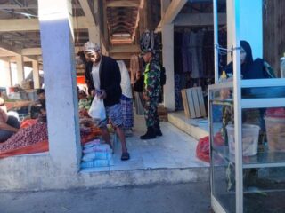 Babinsa Lancirang Pantau Harga dan Stok Bahan Pokok di Pasar Tradisional Pitu Riawa