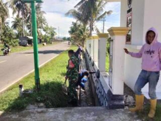 ​Sinergi Tiga Pilar: Babinsa Pelda Andi Akbar Pimpin Pembersihan Saluran Irigasi Bersama Dinas PU dan Kelompok Tani di Sidrap