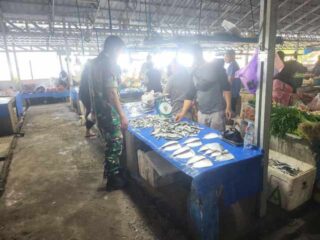 Pastikan Stok Aman dan Harga Stabil, Babinsa Watang Pulu Pantau Pasar Tradisional Lawawoi