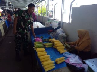 Babinsa Koramil 04/Watang Pulu Pantau Ketersediaan Dan Harga Bahan Pokok Di Pasar Lawawoi