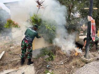 Personel Koramil 05/Dua Pitue Bersihkan Sampah dan Saluran Air di Monumen Andi Takko