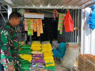 Pastikan Stok Aman dan Harga Stabil, Babinsa Koramil 1420-04 Pantau Pasar Lawawoi