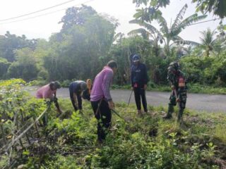 TNI dan Warga Bahu-Membahu, Babinsa Koramil 1420-02/Tellu Limpoe Gelar Karya Bakti Bersihkan Saluran Air