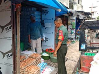 Babinsa Ramil 03/Maritengngae pantau harga bahan pokok di pasar sentral Pangkajene