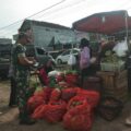 Jelang Ramadhan, Babinsa Koramil 1420-02/Tellu Limpoe Pantau Stabilitas Harga Pangan di Pasar Amparita