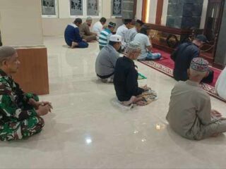 Sejuk di Bulan Suci, Babinsa Kodim 1420/Sidrap Pererat Silaturahmi Lewat Safari Subuh Berjamaah