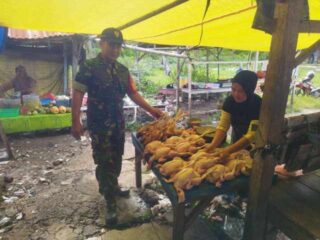 Pastikan Stok Aman, Babinsa Cek Ketersediaan Bahan Pokok di Pasar Sentral Baranti