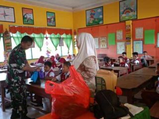 Wujudkan Generasi Sehat, Babinsa Kodim 1420/Sidrap Kawal Pendistribusian Makan Bergizi Gratis di Bulan Ramadan