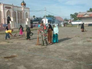 Koramil 1420-02/Tellu Limpoe Gelar Karya Bakti Saluran Air Dan Sampah Lapangan Andi Sulolipu