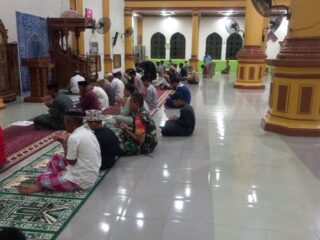 Babinsa Kodim 1420/Sidrap Laksanakan Safari Shalat Subuh Bersama Masyarakat