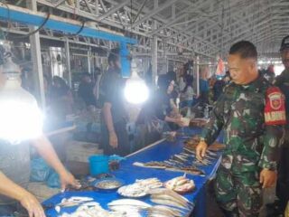 Pastikan Stok Aman, Babinsa Koramil 1420-04 Pantau Harga Sembako di Pasar Lawawoi