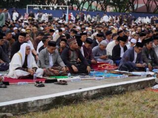Dandim 1420/Sidrap dan Ketua Persit KCK Cab. XLIV Ikuti Sholat Idul Fitri Tingkat Kabupaten Sidrap di Stadion Ganggawa