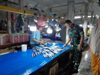 Pastikan Stok Aman Pasca Lebaran, Babinsa Koramil 1420-03/Maritengngae Pantau Harga Pangan di Pasar Sentral Pangkajene