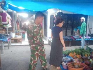 Pastikan Stok Aman Pasca Lebaran, Babinsa Koramil 1420-02/Tellu Limpoe Pantau Harga Pangan di Pasar Sentral Amparita