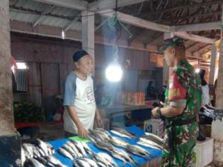 Pastikan Stok Aman, Babinsa Koramil 1420-01 Pantau Harga Sembako di Pasar Sentral Bilokka Sidrap