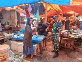 Pemantauan dan Pengecekan Harga Sembako di Pasar Sentral Rappang, Sidrap Oleh Babinsa