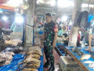 Harga Sembako Sesuai Standar Pemerintah, Babinsa Koramil 1420-03/Maritengngae Pantau Pasar Sentral Pangkajene
