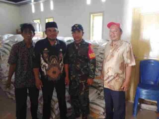 Bantuan Pangan Bulog Tepat Sasaran di Desa Passeno Sidrap, Babinsa Kamaruddin Pendampingi Penyaluran