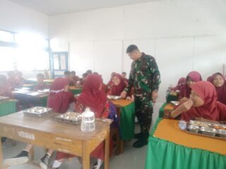 Dukung Program Nasional, Babinsa Kodim 1420/Sidrap Dampingi Penyaluran Makan Bergizi Gratis