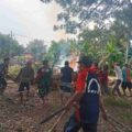 Bersihkan Pekuburan dan Pangkas Ranting, Babinsa Wettee Gelar Karya Bakti Massif Bersama Ribuan Warga