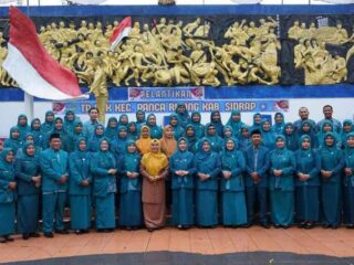 Hujan Tak Surutkan Semangat, Pelantikan Ketua TP PKK dan Bunda PAUD Panca Rijang Berlangsung Khidmat