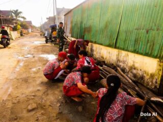 Tanamkan Kebersihan Sejak Dini, Babinsa Pajalele Ajak Siswa SD 3 Amparita Gelar Karya Bakti