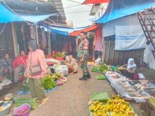 Pantau Ketersediaan dan Harga Sembako, Sertu Sudirman Cek Pasar Sentral Amparita