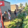 Wujudkan Lingkungan Sehat, Personil Koramil 03/Maritengngae Gelar Karya Bakti Bersama Warga