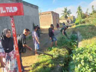 Wujudkan Lingkungan Sehat, Personil Koramil 03/Maritengngae Gelar Karya Bakti Bersama Warga