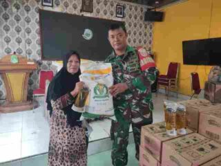 BABINSA MOJONG DAMPINGI PENYALURAN BANTUAN PAANGAN BULAN FEBRUARI-MARET DI SIDRAP
