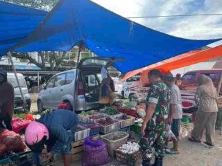 Pantau Harga Sembako, Serka Sahniawan Dani Cek Pasar Sentral Rappang