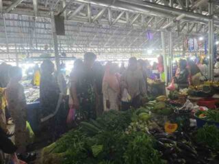 Pantau Stok dan Harga Sembako, Koptu Alpiar Cek Pasar Tradisional Lawawoi