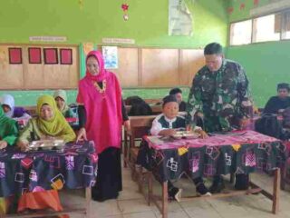 Dukung Program Pemerintah Pusat, Babinsa Kodim 1420/Sidrap Dampingi Penyaluran Makan Bergizi Gratis