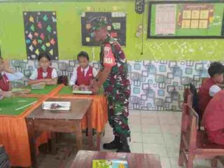 Babinsa Kodim 1420/Sidrap Pendampingi Penyaluran Makan Bergizi Gratis di Wilayah Kabupaten Sidrap