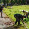 WUJUD KEPEDULIAN LINGKUNGAN, PERSONEL KODIM 1420/SIDRAP GELAR KARYA BAKTI BERSIHKAN SEKITARAN KOMPI PRODUKSI