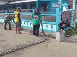 Koramil 01/Panca Lautang Gelar Karya Bakti Bersihkan Parit di Desa Allesalewoi, Libatkan Berbagai Elemen Masyarakat