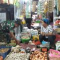 Babinsa Koramil Duapitue Pantau Harga Sembako di Pasar Sentral Tanrutedong, Beras dan Minyak Goreng Stabil