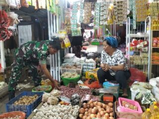 Babinsa Koramil Duapitue Pantau Harga Sembako di Pasar Sentral Tanrutedong, Beras dan Minyak Goreng Stabil
