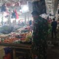 Pantau Harga Sembako, Sertu Hasdi Cek Pasar Tradisional Lawawoi